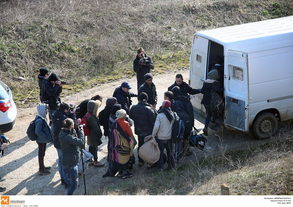 El Pais: Ζητά εξηγήσεις από την κυβέρνηση για τις αποκαλύψεις για τις ληστείες προσφύγων στα ελληνικά σύνορα