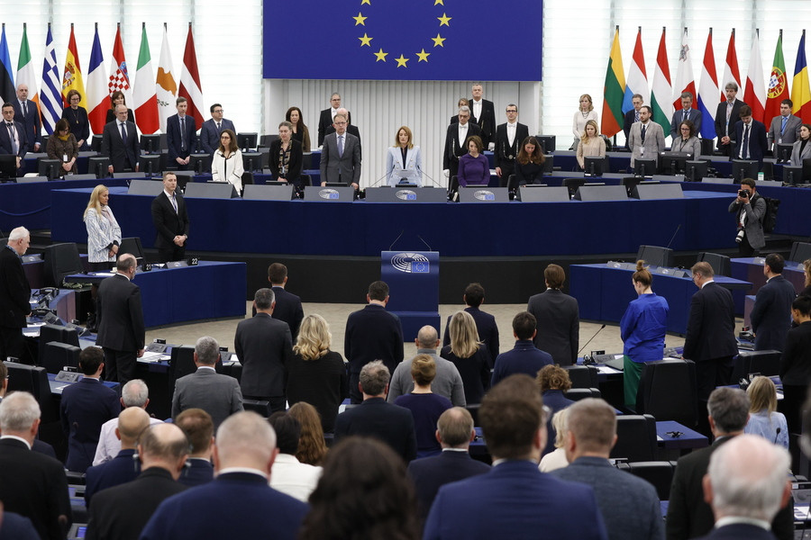 Ενός λεπτού σιγή στο Ευρωκοινοβούλιο για τα θύματα της τραγωδίας των Τεμπών