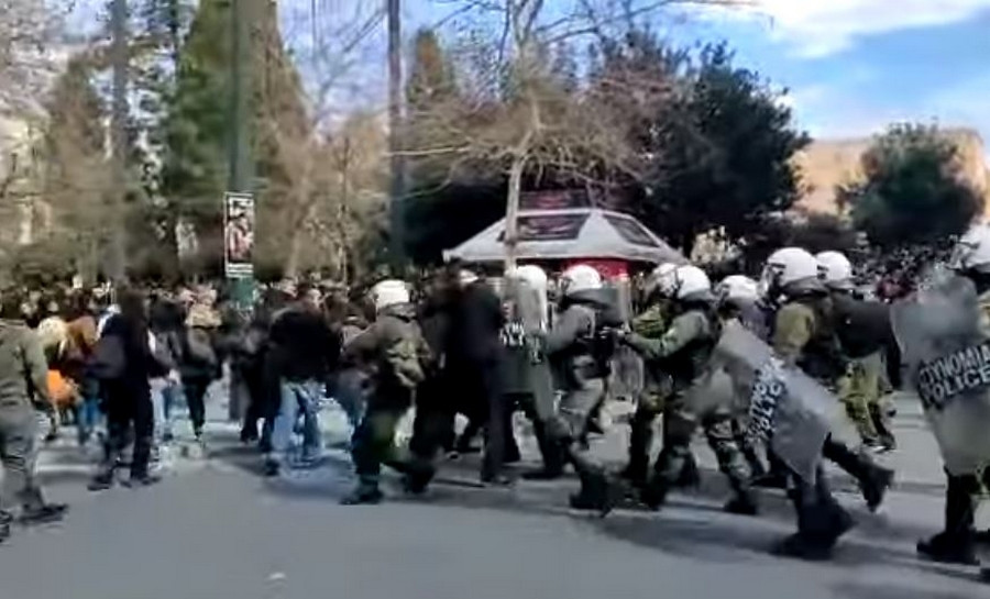 Σύνταγμα: Η στιγμή που τα ΜΑΤ επιτίθενται αναίτια σε διαδηλωτές – Βίντεο ντοκουμέντο