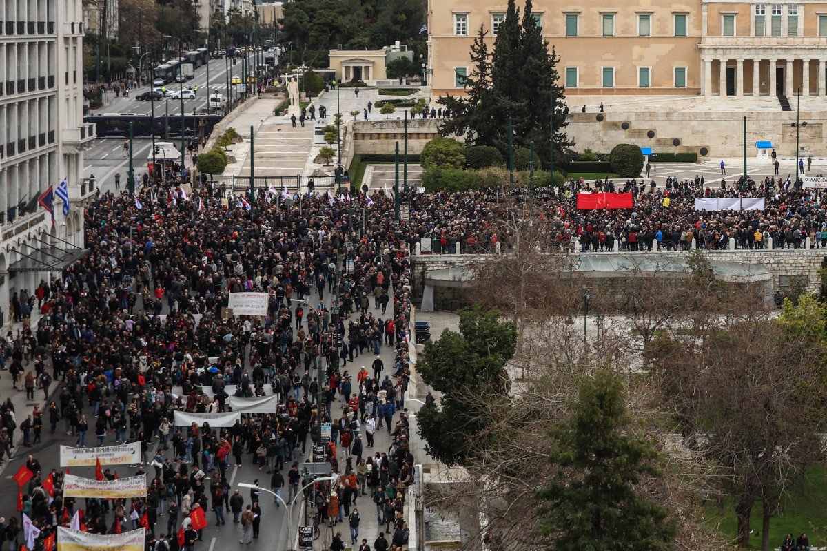 Μαζικές συγκεντρώσεις για τα Τέμπη σε Αθήνα και άλλες πόλεις – «Έπνιξαν» με χημικά το Σύνταγμα