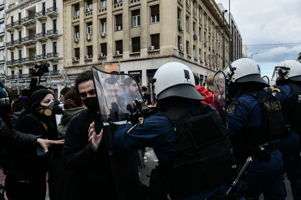 ΣΥΡΙΖΑ: Όσο βλέπει ότι καταρρέει ο Μητσοτάκης, τόσο θα γίνεται και πιο επικίνδυνος για τους πολίτες