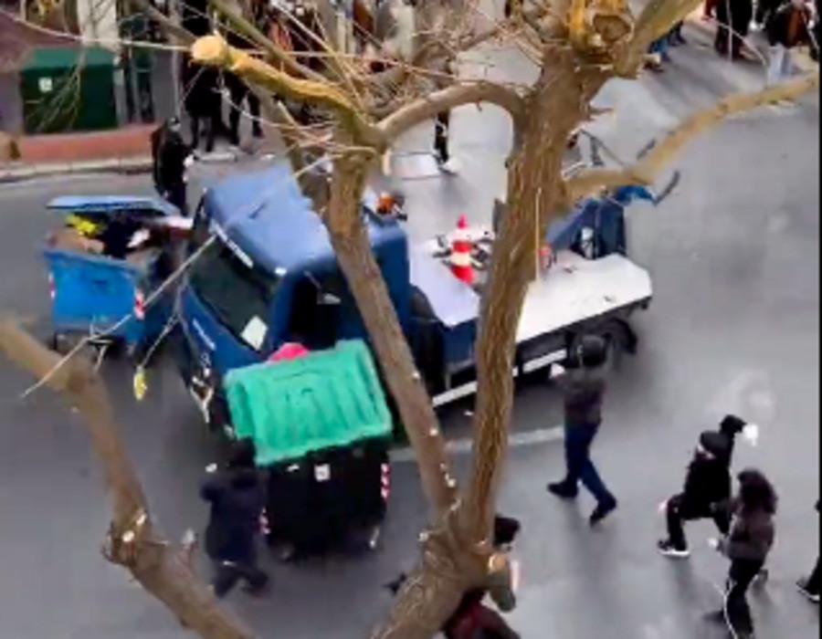 Απεργία: Γερανός της αστυνομίας κάνει επικίνδυνους ελιγμούς, αναπτύσσοντας ταχύτητα ανάμεσα σε διαδηλωτές [Βίντεο]