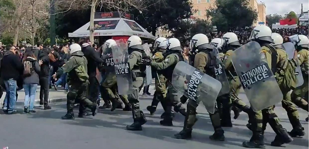 Αναίτια επίθεση των ΜΑΤ στους διαδηλωτές: Τι απαντά η αστυνομία, τι δείχνουνε τα βίντεο ντοκουμέντο