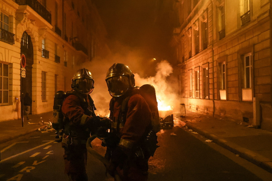 Γαλλία: Εκατοντάδες συλλήψεις στις διαδηλώσεις εναντίον της μεταρρύθμισης του συνταξιοδοτικού