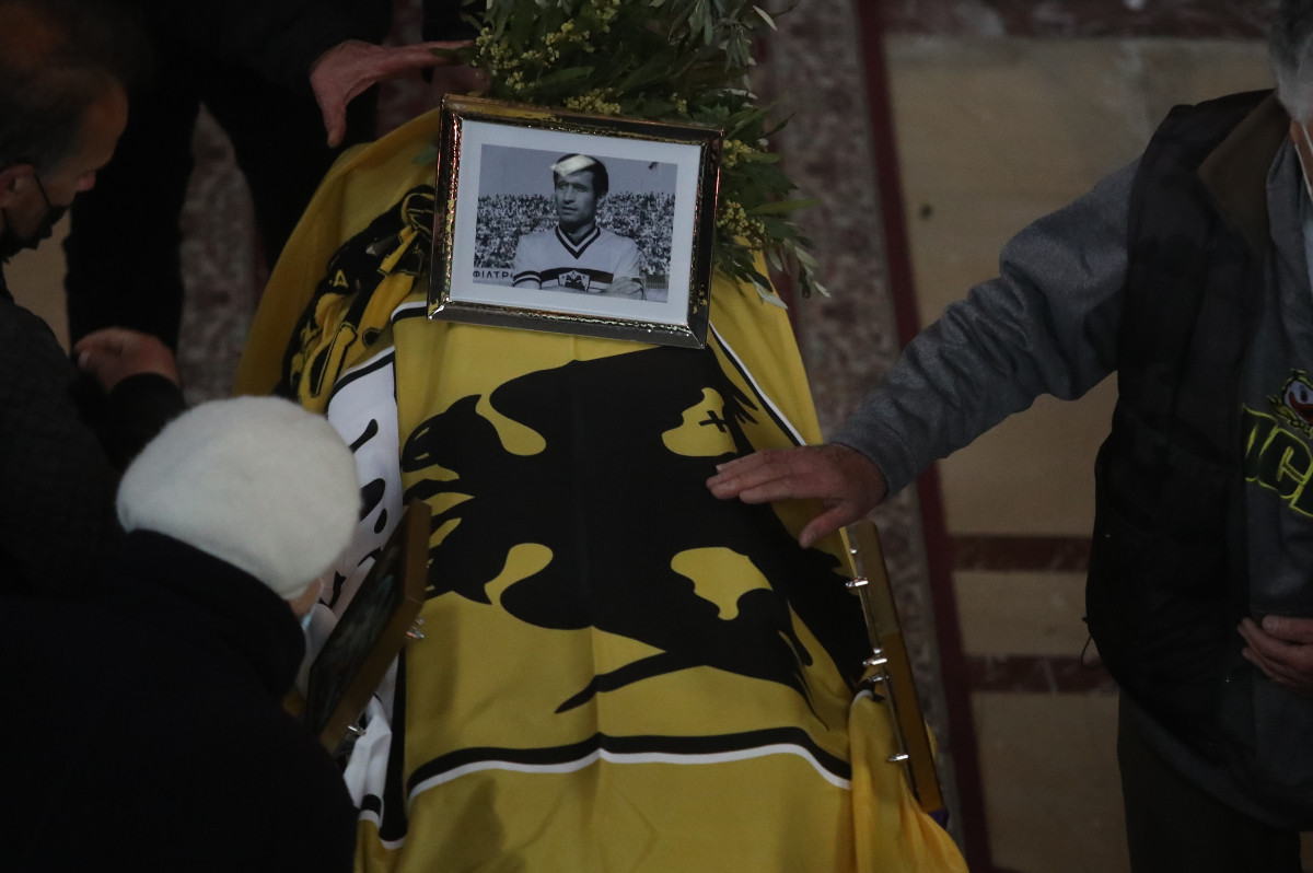 Μίμης Παπαϊωάννου: Σε λαϊκό προσκύνημα η σορός – Στις 2 το μεσημέρι η κηδεία