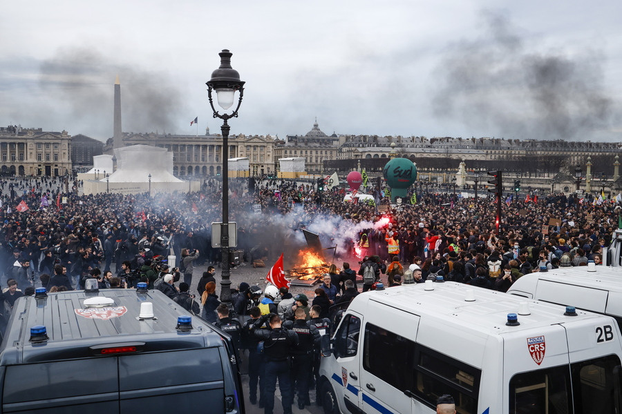 Η γαλλική κυβέρνηση αντιμέτωπη με προτάσεις μομφής και την οργή του κόσμου