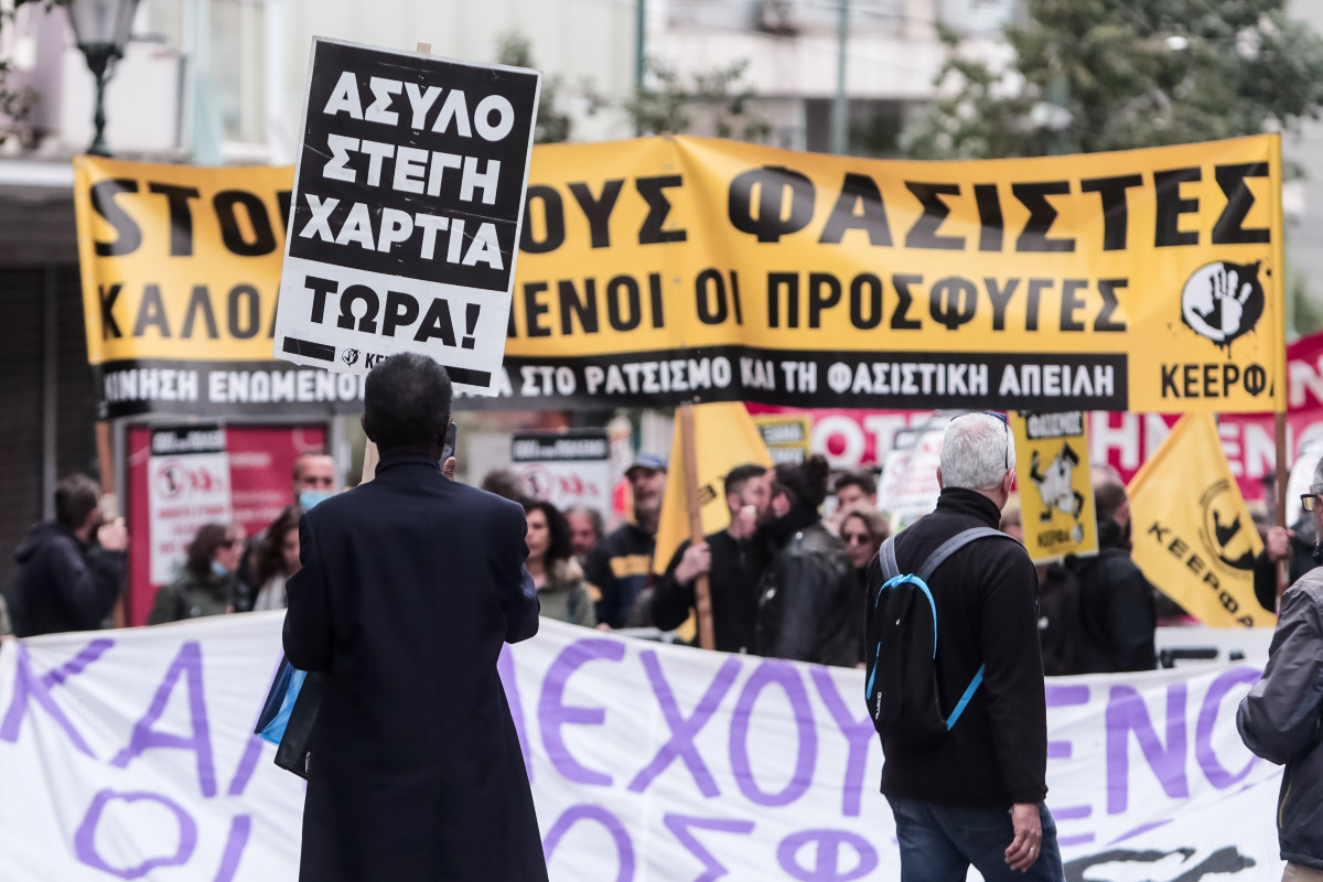 «Stop στους φασίστες – Καλοδεχούμενοι οι πρόσφυγες»: Αντιρατσιστικό συλλαλητήριο στην Αθήνα