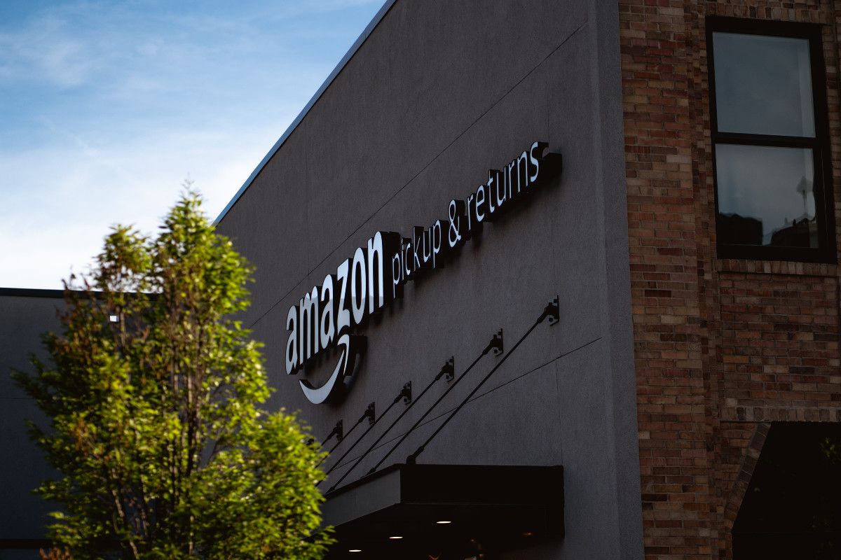 Απολύει ακόμη 9.000 εργαζόμενους η Amazon