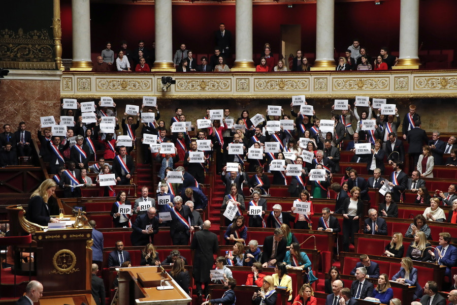 Γαλλία: Εντελώς οριακά γλίτωσε η κυβέρνηση από την πρόταση μομφής