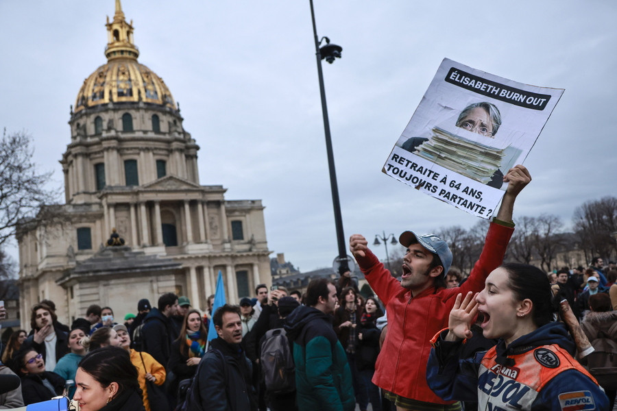 Γαλλία – συνταξιοδοτικό: Μικρή ανακούφιση για Μακρόν, αλλά η οργή στους δρόμους παραμένει