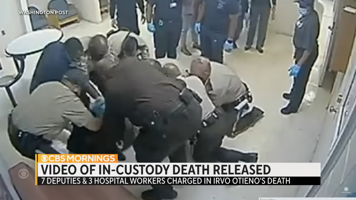 ΗΠΑ: Νεκρός Aφροαμερικανός από ασφυξία – Αστυνομικοί και προσωπικό κλινικής τον «πατούσαν» επί 11 λεπτά [Βίντεο]