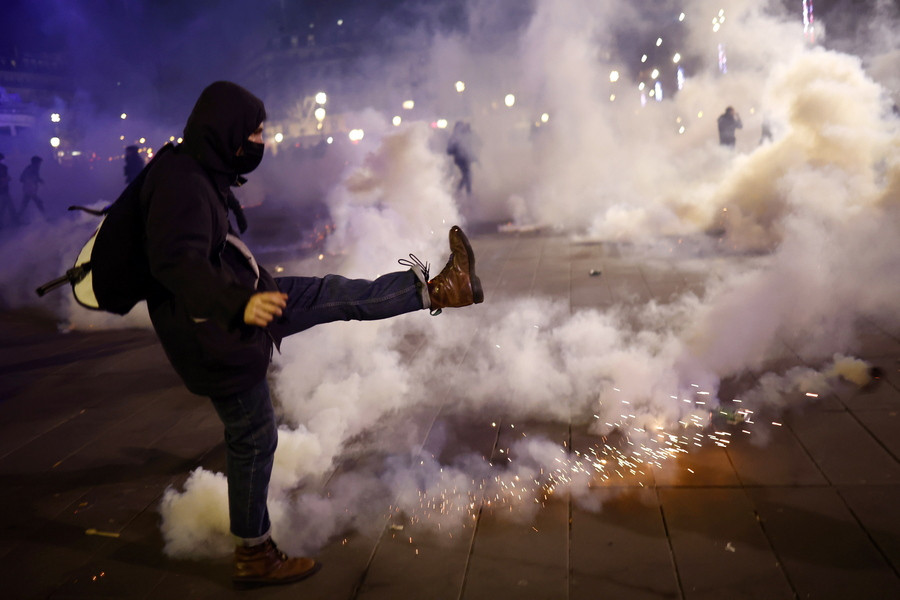 Γαλλία: Πυρ ομαδόν κατά του Μακρόν από κόμματα της αντιπολίτευσης και συνδικάτα
