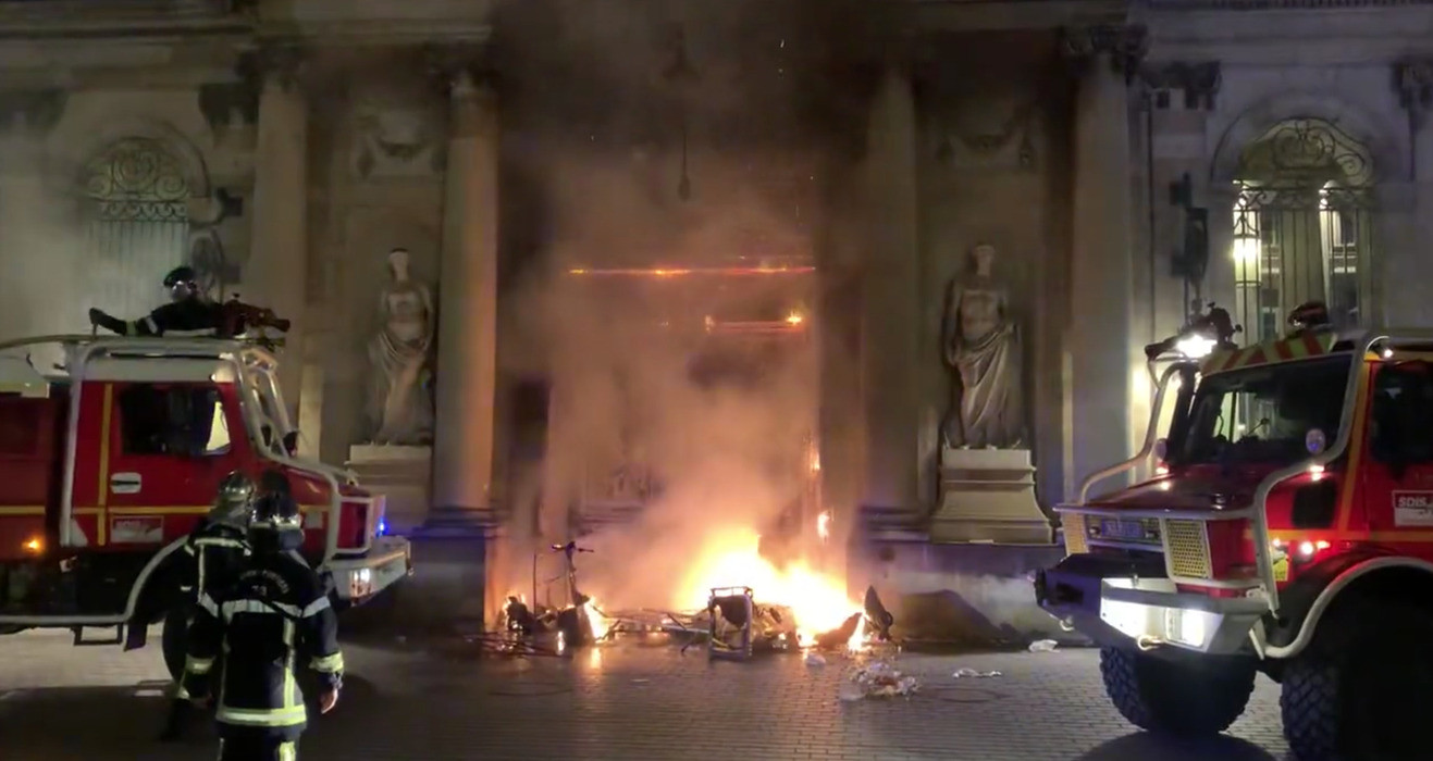 Γαλλία: Σε κλοιό μαζικών κινητοποιήσεων ο Μακρόν – Στις φλόγες η πύλη του δημαρχείου στο Μπορντό