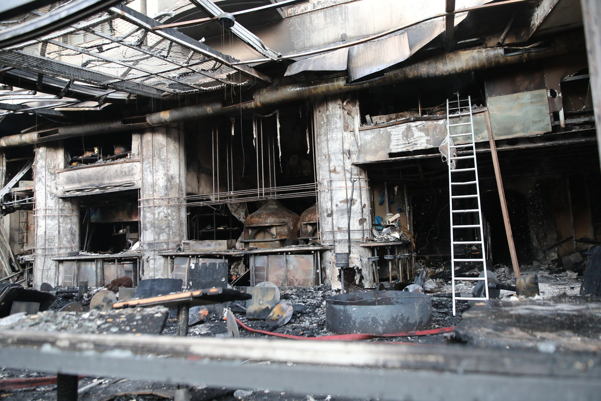 Νέα Σμύρνη: Εικόνες ολοκληρωτικής καταστροφής από τη φωτιά στο εστιατόριο