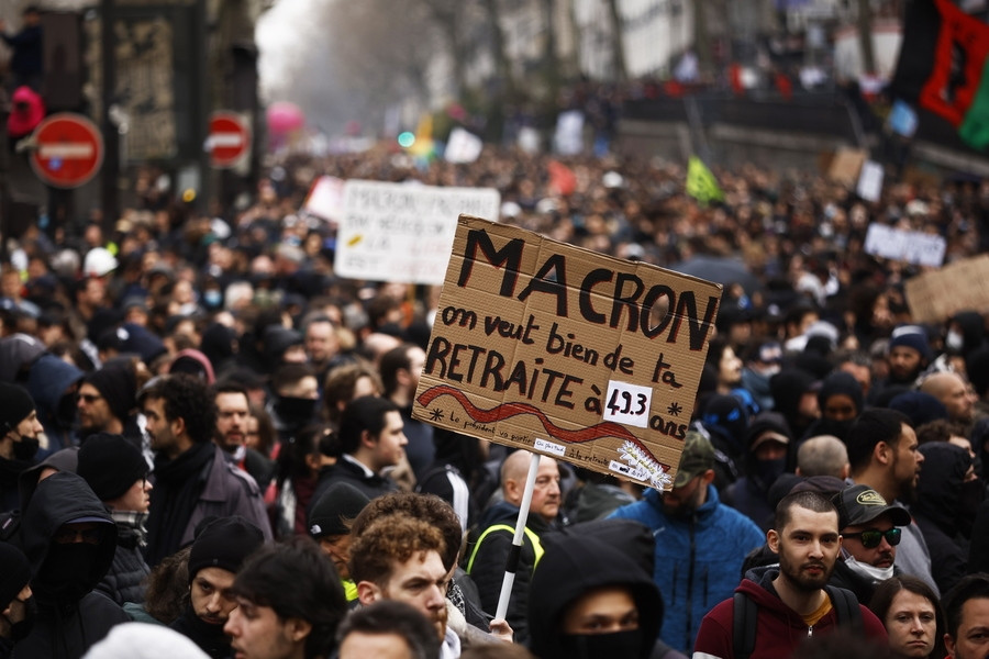Γαλλία: Προφίλ «ανυποχώρητου» χτίζει ο Μακρόν – Εκατομμύρια διαδηλωτές στους δρόμους