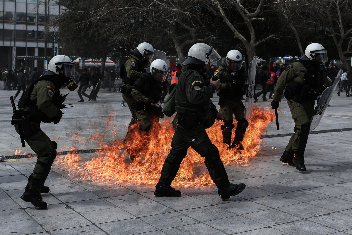 Επίθεση με μολότοφ στην έδρα των ΜΑΤ στο Γουδή