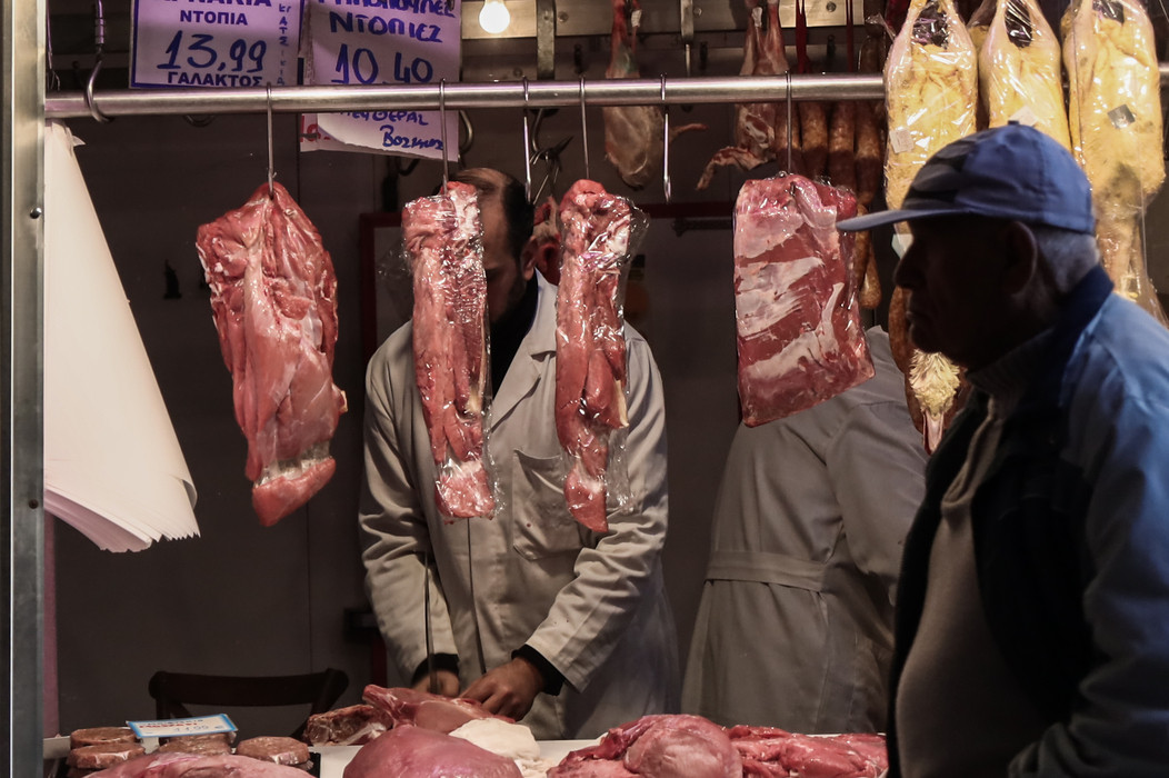 Ακρίβεια: «Είδος πολυτελείας» το κρέας για τα περισσότερα νοικοκυριά – 20% πάνω σε σχέση με το 2022 το κόστος