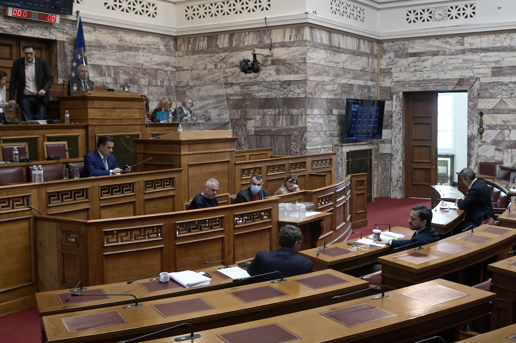 Βουλή: Μόνο η ΝΔ υπερψήφισε στην Επιτροπή το νομοσχέδιο – «σκούπα» του υπουργείου Ανάπτυξης