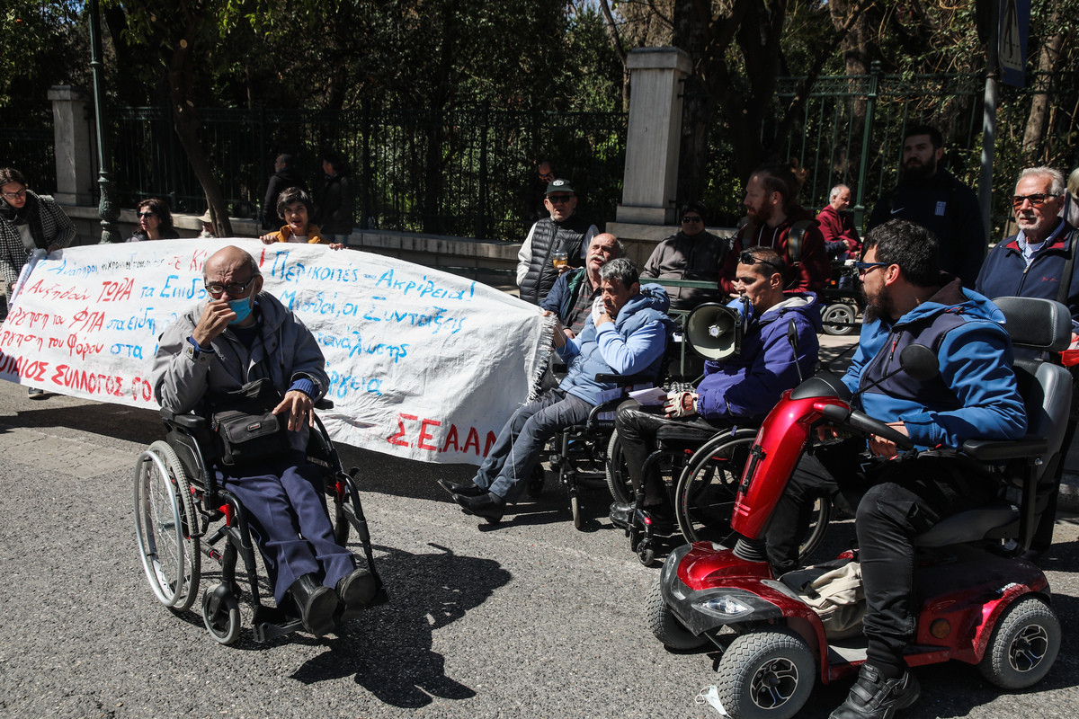 Δυναμική κινητοποίηση ατόμων με αναπηρία έξω από το Μαξίμου παρουσία της ΟΠΚΕ
