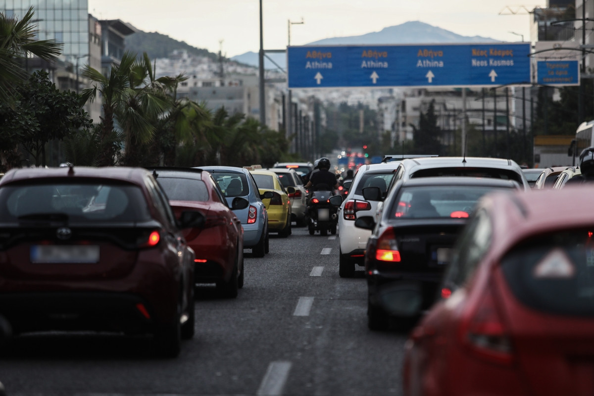 Κίνηση στους δρόμους: Καραμπόλα στον περιφερειακό Καρέα – Σοβαρά προβλήματα στον Κηφισό
