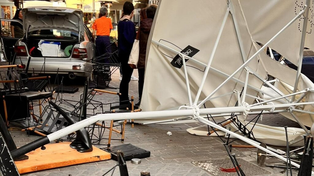 Χανιά: Αυτοκίνητο »εισέβαλε» σε κατάμεστη καφετέρια – Δύο τραυματίες