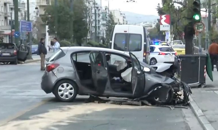 Τροχαίο στη Λεωφόρο Αλεξάνδρας: Τρεις σοβαρά τραυματίες