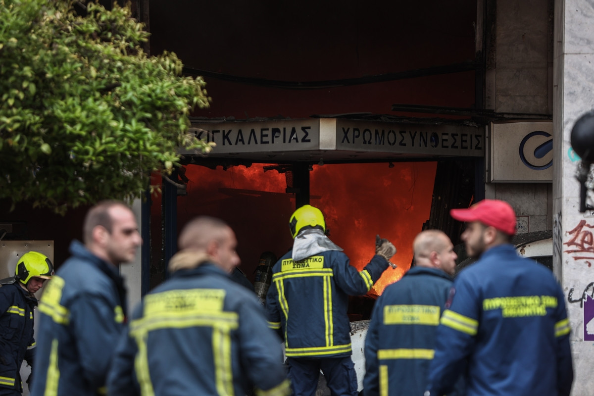 Πειραιάς: Φωτιά σε κατάστημα στο ισόγειο πολυκατοικίας