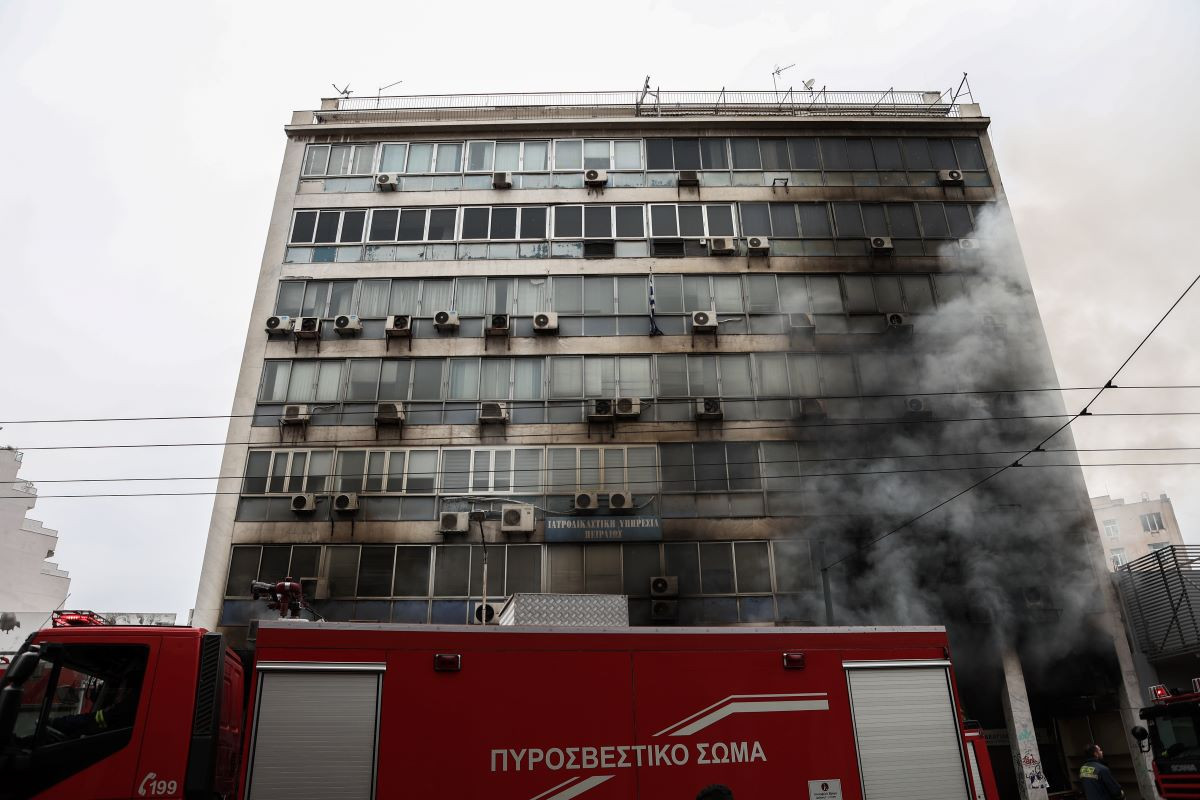 Διοικητικό Πρωτοδικείο Πειραιά:  «Παντελής έλλειψη μέτρων ασφαλείας» στο κτίριο που πήρε φωτιά