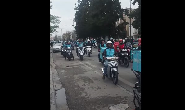 Μεγάλη μοτοπορεία των διανομέων της Wolt στην ΕΡΤ για την προβολή των αιτημάτων τους
