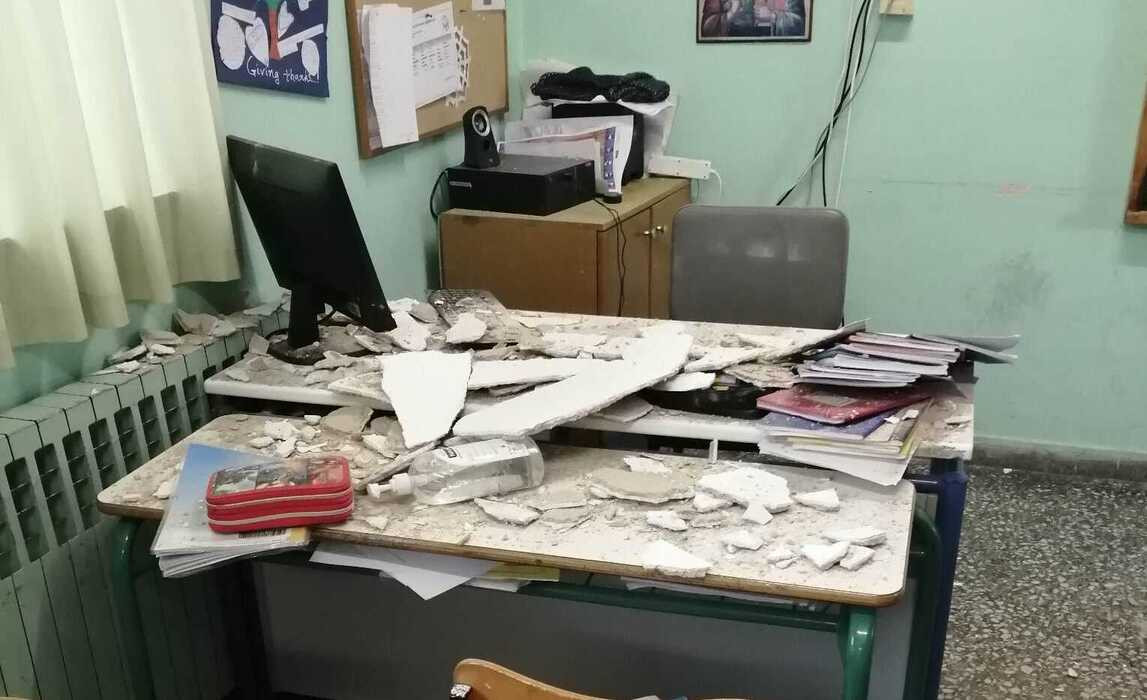 Βόλος: Τμήμα της οροφής κατέρρευσε πάνω στα θρανία σε δημοτικό σχολείο