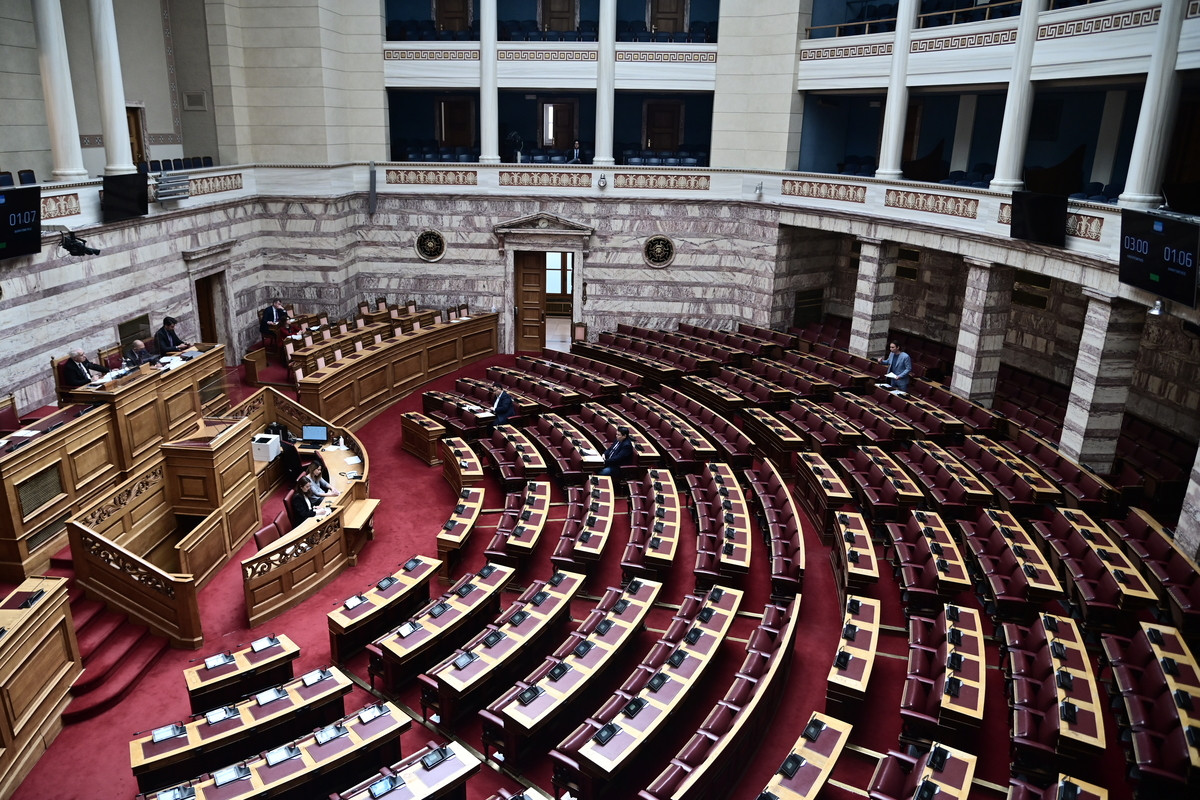 «Πυρά» ΣΥΡΙΖΑ – ΠΑΣΟΚ κατά της κυβέρνησης για την πρόσθετη ρύθμιση για το κόμμα Κασιδιάρη