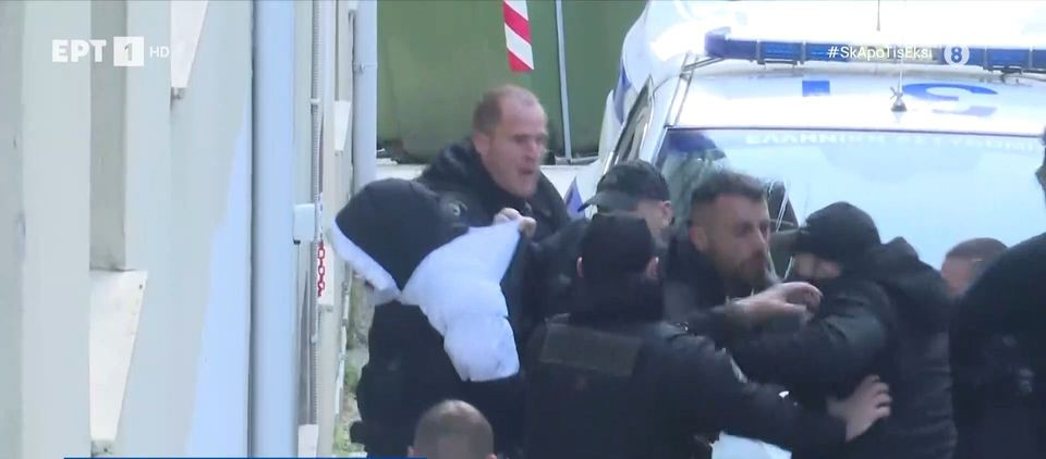 Οπαδική συμπλοκή στα Ιωάννινα: Επεισόδια και κατά την μεταφορά των συλληφθέντων στον εισαγγελέα [Βίντεο]