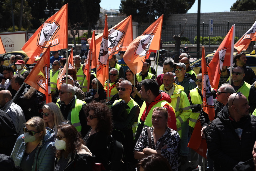 Απεργία και συγκέντρωση των εργαζομένων στους Δήμους