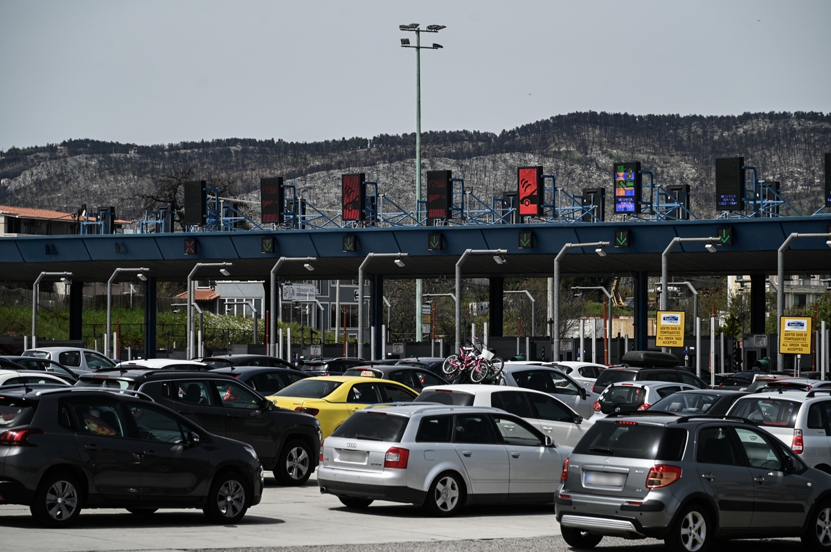 Πάσχα 2023: Πάνω από 100.000 οχήματα έφυγαν από την Αττική – Με δυσκολίες η κίνηση στον Κηφισό