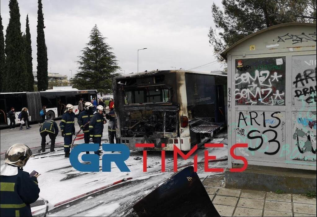 Θεσσαλονίκη: Κάηκε ολοσχερώς λεωφορείο – Αδιευκρίνιστα τα αίτια