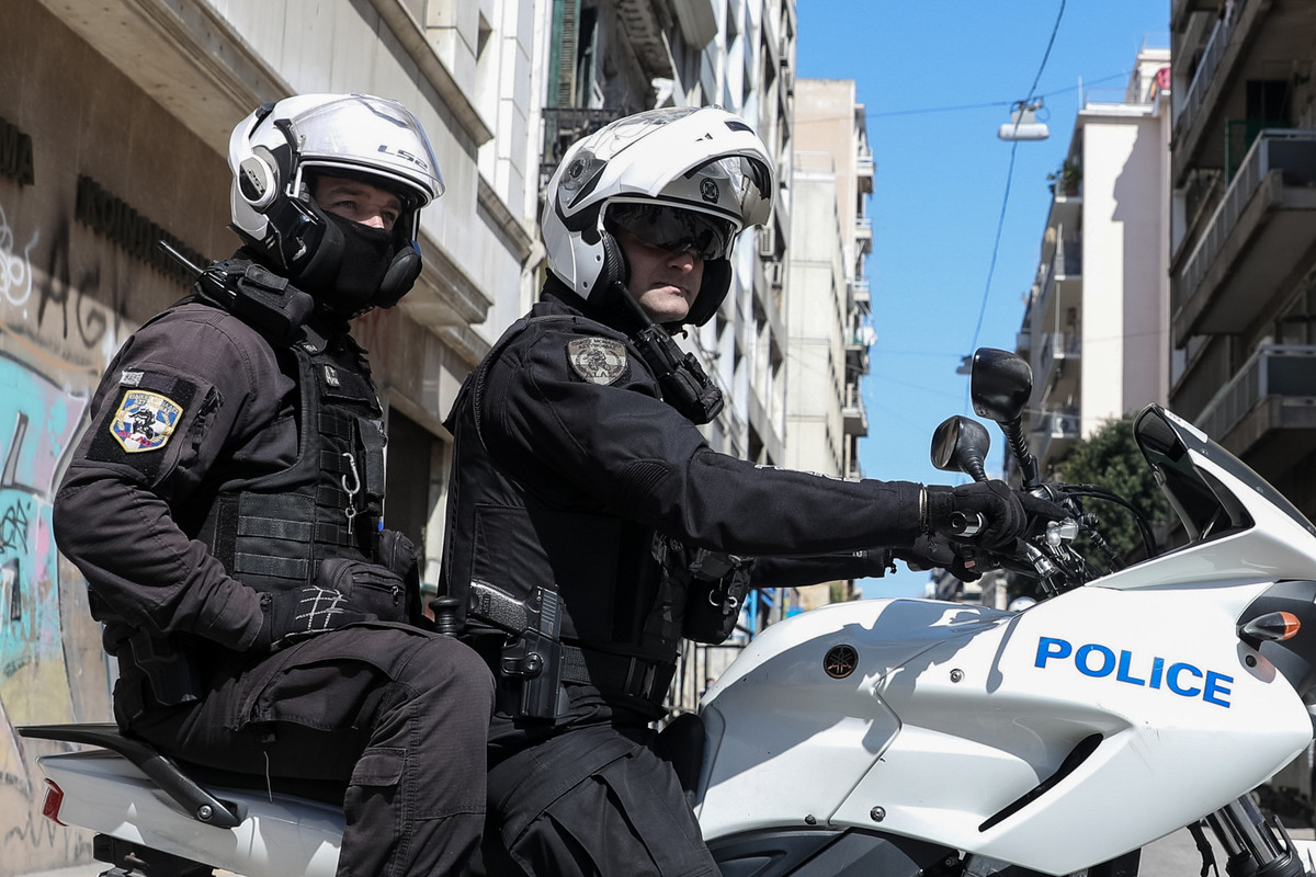 Θεσσαλονίκη: Έφοδος της αστυνομίας σε σύνδεσμο οπαδών – Εντόπισαν μαχαίρια, τσεκούρια και δρεπάνι