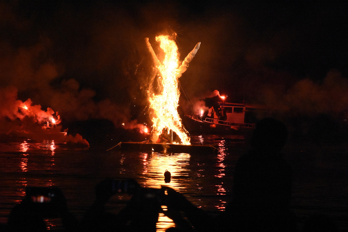 Το κάψιμο του Ιούδα στη λίμνη του Αγίου Νικολάου – Το βράδυ της Ανάστασης το ξεχωριστό έθιμο