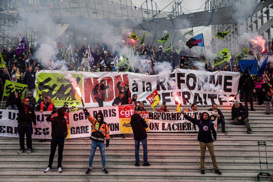 Γαλλία: Εργάτες έκοψαν το ρεύμα στον Μακρόν και κατέλαβαν το Χρηματιστήριο
