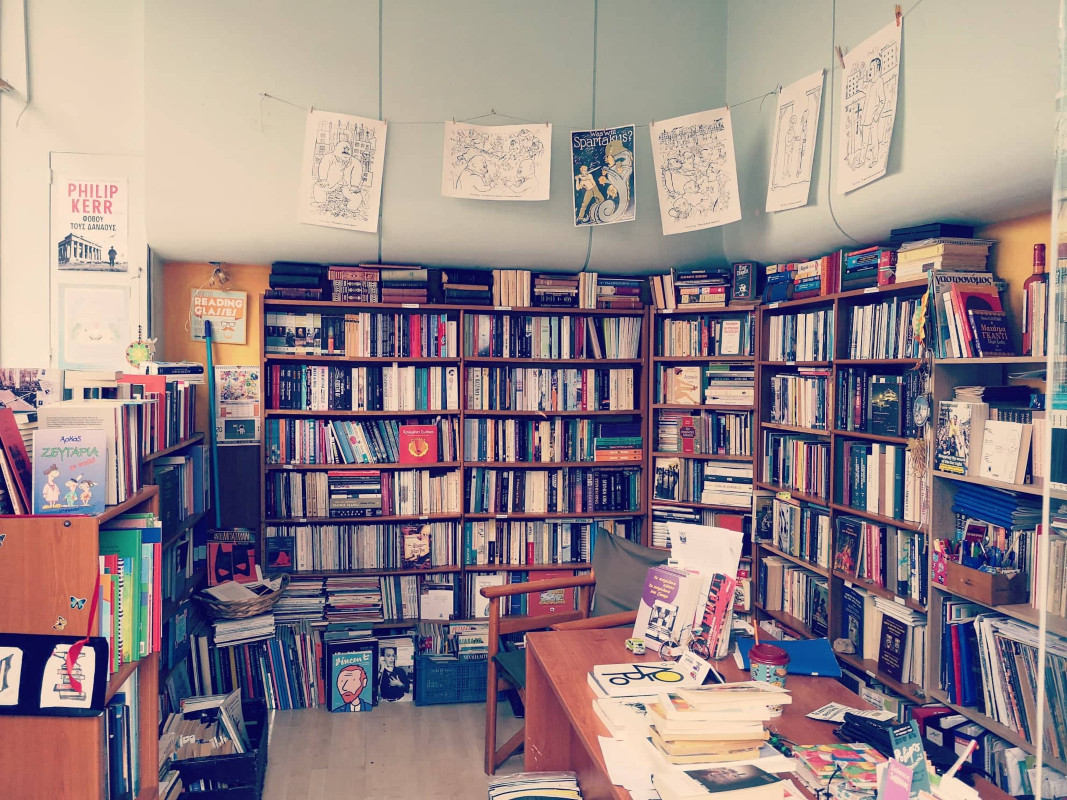 Μετά από δύο δεκαετίες λειτουργίας, η εστίαση θέλει να «καταπιεί» το δραστήριο βιβλιοπωλείο «Αμόνι»