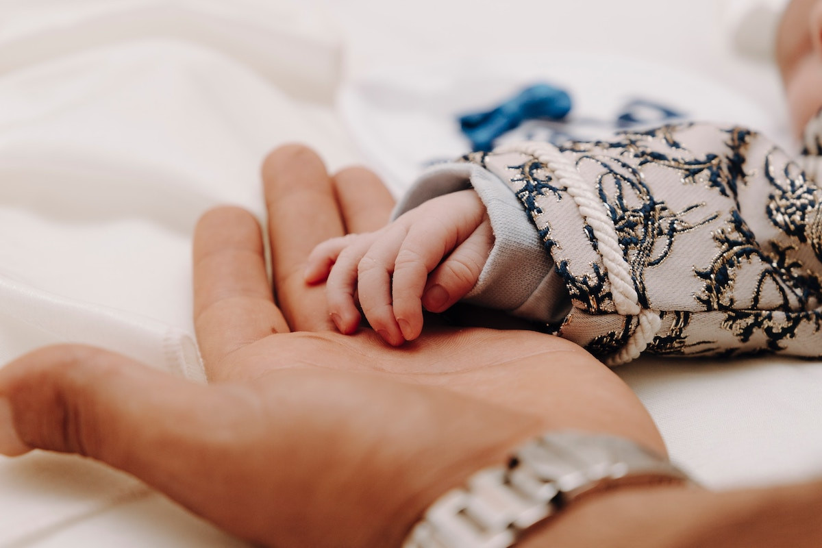Άδεια πατρότητας 14 ημερών μετ’ αποδοχών – Ποιους αφορά