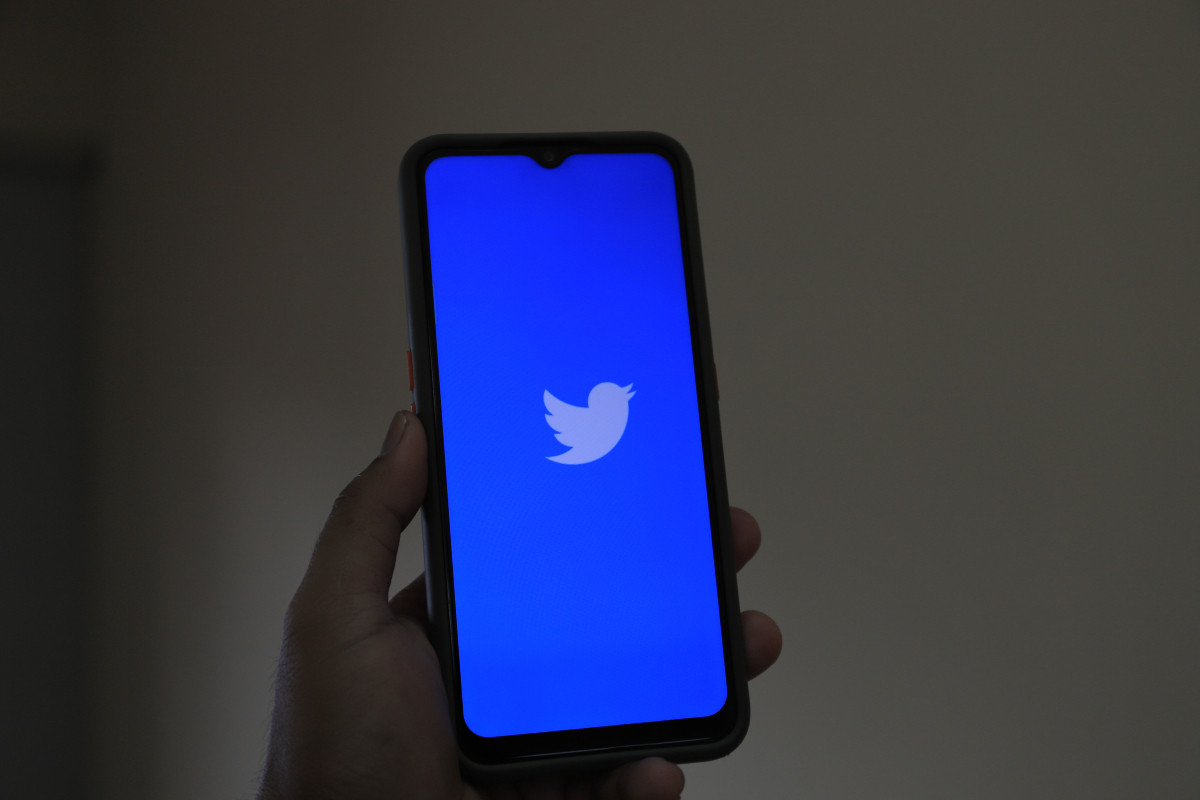 Το Twitter αφαιρεί τα «μπλε τικ» και φέρνει…χάος