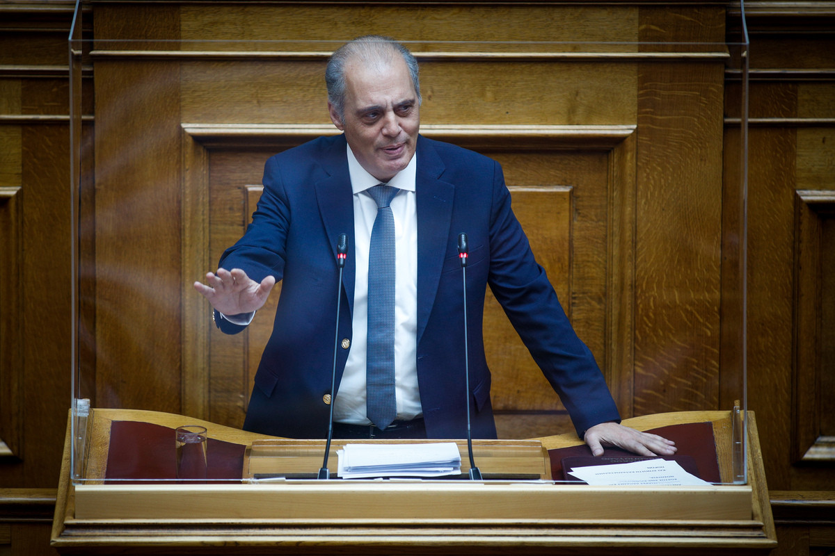 Ελληνική Λύση: Προβλήματα λόγω προσέγγισης βουλευτών από τη ΝΔ – «Εξορίζει» τρεις ο Βελόπουλος