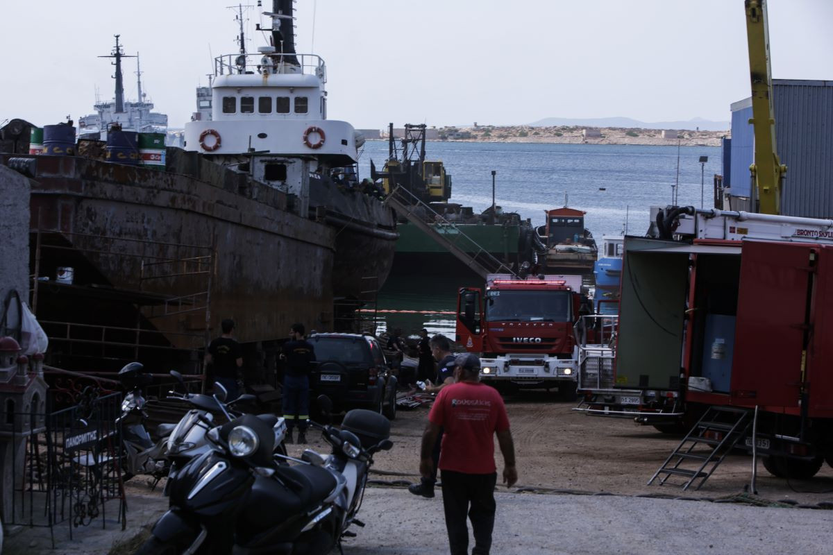 Πέραμα: Φωτιά σε πλοίο στην ναυπηγοεπισκευαστική ζώνη