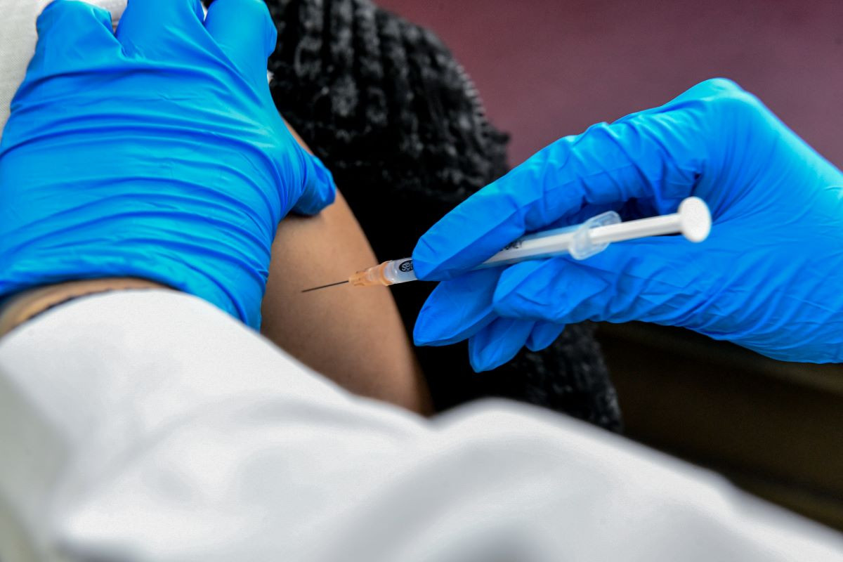 Εμβολιασμός Covid: 63 νεκροί, 1.633 περιστατικά από παρενέργειες