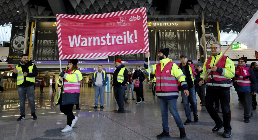 Γερμανία: Εκατοντάδες πτήσεις καθηλωμένες λόγω 24ωρης απεργίας με αίτημα την αύξηση μισθών