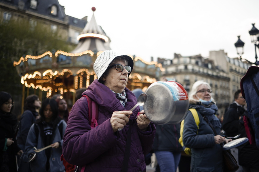 Γαλλία: «Υποδοχή» με άδειες κατσαρόλες σε Μακρόν και αξιωματούχους