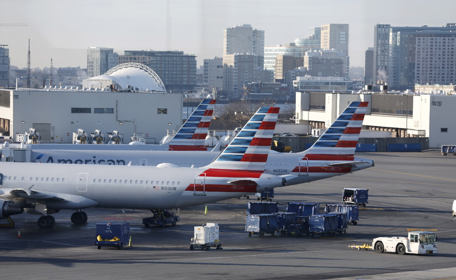 Επιβάτες της American Airlines τσακώθηκαν και ο ένας ούρησε τον άλλον