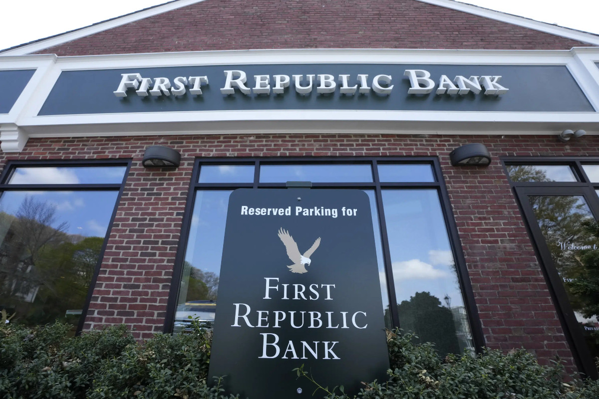 First Republic Bank: Οι ρυθμιστικοί φορείς των ΗΠΑ προσεγγίζουν τράπεζες για την εξαγορά της
