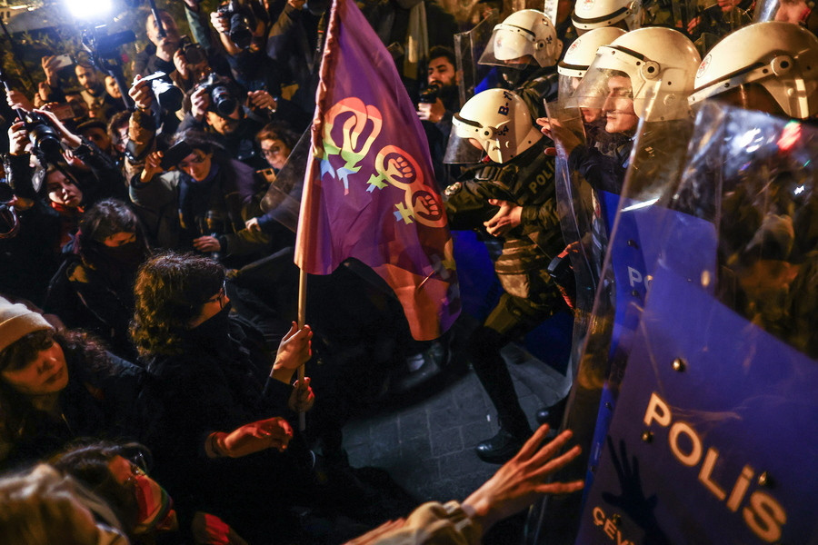 Τουρκία: Η 20ετία Ερντογάν έπληξε τα δικαιώματα των γυναικών – Εγκλωβισμένες μεταξύ θρησκείας και πατριαρχίας