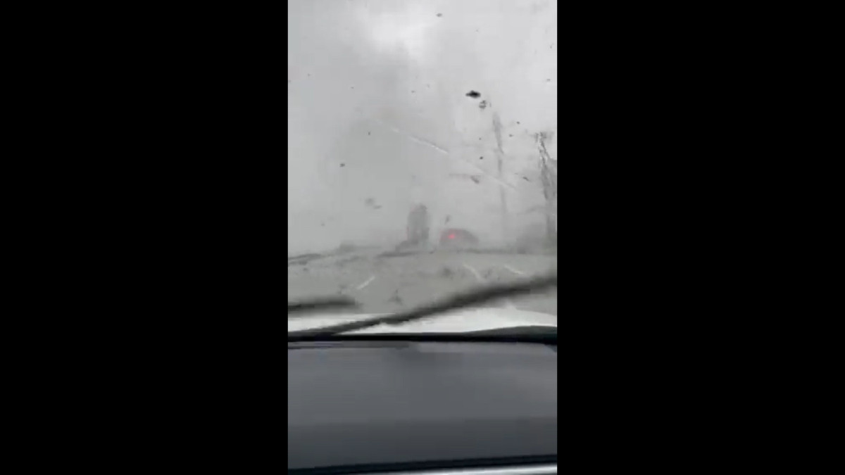 ΗΠΑ: Η στιγμή που ανεμοστρόβιλος πετάει αυτοκίνητο στον αέρα [Βίντεο]